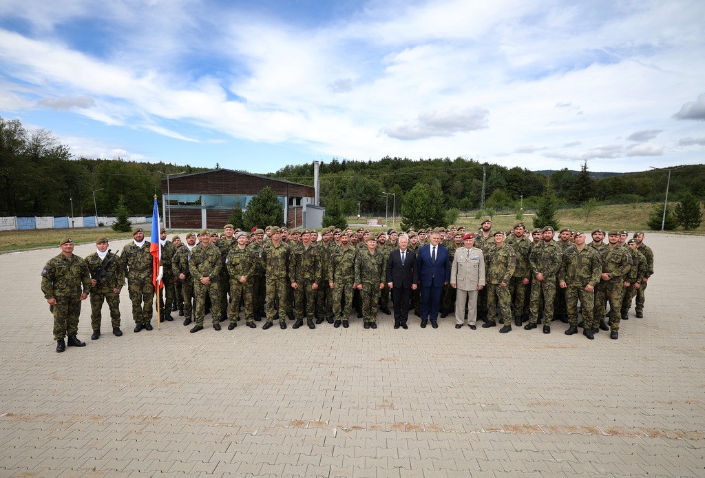 Ministr obrany navštívil české vojáky na Slovensku