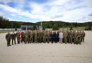 Ministr obrany navštívil české vojáky na Slovensku