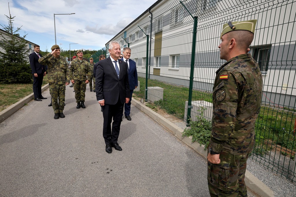 Ministr obrany navštívil české vojáky na Slovensku