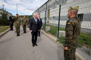 Ministr obrany navštívil české vojáky na Slovensku