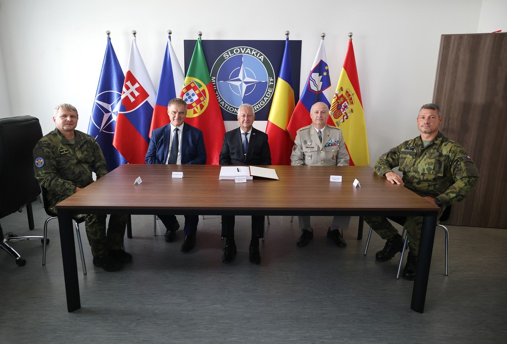 Ministr obrany navštívil české vojáky na Slovensku
