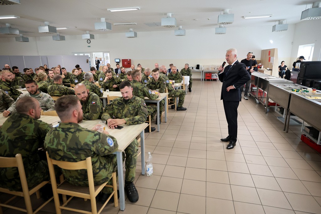 Ministr obrany navštívil české vojáky na Slovensku