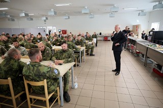 Ministr obrany navštívil české vojáky na Slovensku