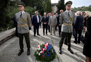 Spolu s ministrem položili věnec k památníku velvyslanec ČR na Slovensku Rudolf Jindrák a generálmajor Roman Náhončík, přidělenec obrany ČR.