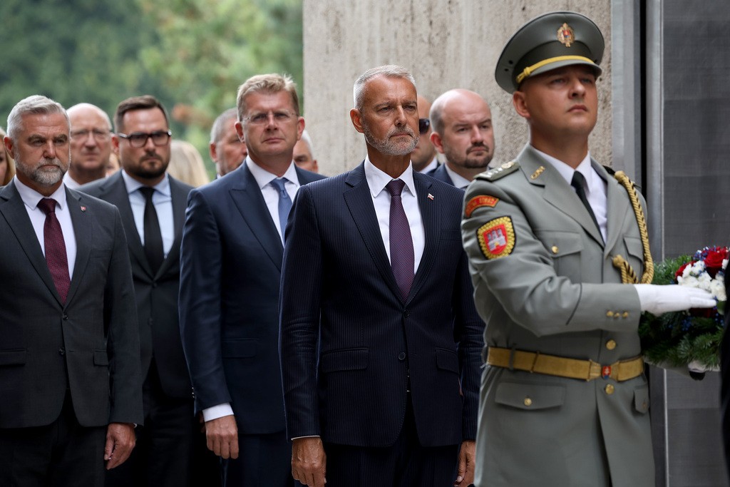 Památce padlých se přišli poklonit vrcholní představitelé Slovenska (v čele předseda Národní rady SR Richard Raši)