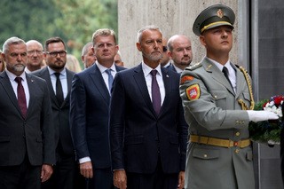Památce padlých se přišli poklonit vrcholní představitelé Slovenska (v čele předseda Národní rady SR Richard Raši)