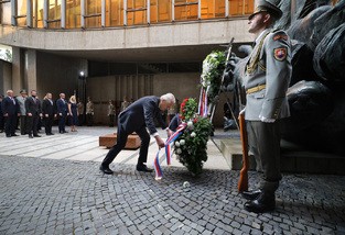 Ministr obrany urovnává stuhy na věnci u plastiky Oběti varují