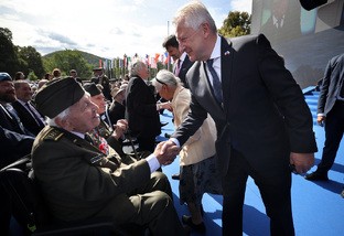 Ministr obrany Jaromír Zůna se zdraví s přímými účastníky SNP