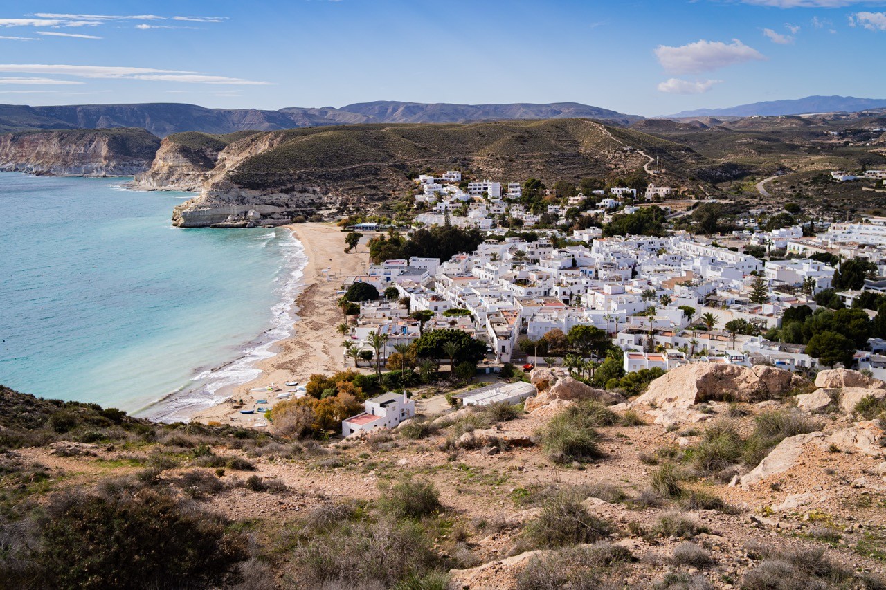 Cabo de Gata obytňákem Aqua Amarga bílá vesnice u moře s pláží