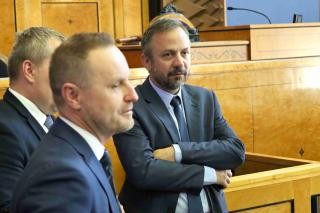 Pedseda Marek enek bhem debaty v jedacm sle v Riigikogu