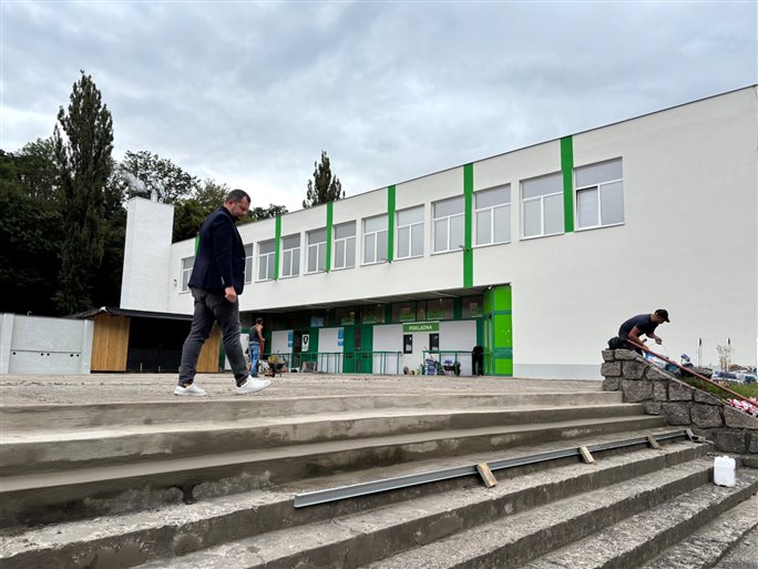Fasáda zimního stadionu je natřená v klubových barvách