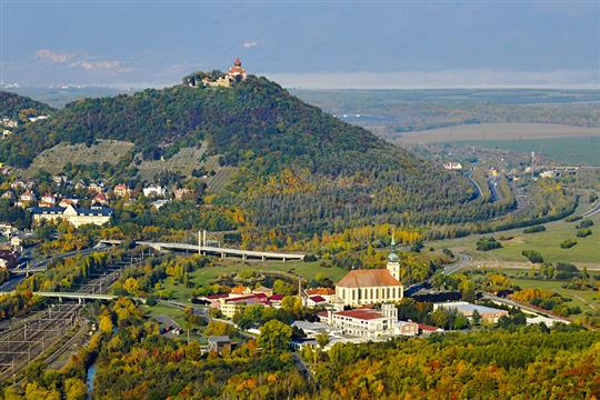 Msto Most - pohled na hrad Hnvn a pesunut kostel Nanebevzet Panny Marie