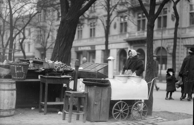 V mzhauzu radnice vldne pedvnon atmosfra s Velkm plzeskm betlmem i Zimou na skle. Chyst se vnon pota i vstava dtskch vtvarnch dl