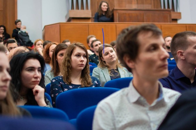 Program Noci kostel je uren studentm i irok veejnosti.