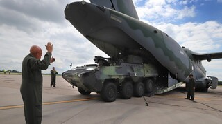 na letiti v Pardubicch pozemn a letov ukzky brazilskho letounu EMBRAER KC-390