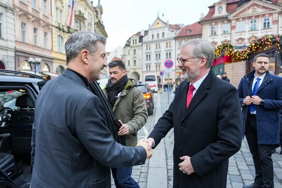 Premir Petr Fiala se na Staromstskm nmst zdrav s ministerskm pedsedou Bavorska Markusem Sderem, 12. prosince 2024.