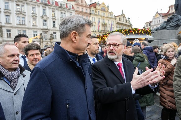 Premir Petr Fiala se s ministerskm pedsedou Bavorska Markusem Sderem proli na vnonm trhu, 12. prosince 2024.