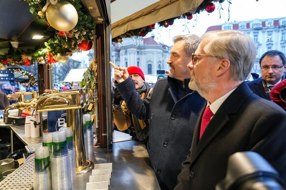 Premir Petr Fiala se s ministerskm pedsedou Bavorska Markusem Sderem proli na vnonm trhu, 12. prosince 2024.