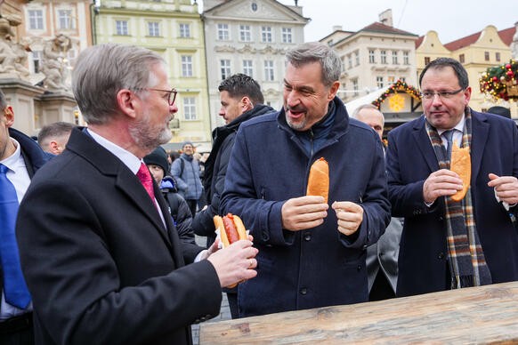 Premir Petr Fiala s ministerskm pedsedou Bavorska Markusem Sderem ochutnali staromstsk hotdog, 12. prosince 2024.