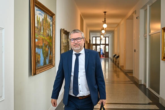 Ministr zem�d�lstv� Martin �ebesty�n p�ich�z� k jednac�mu s�lu vl�dy ve Strakov� akademii, 7. z��� 2026.
