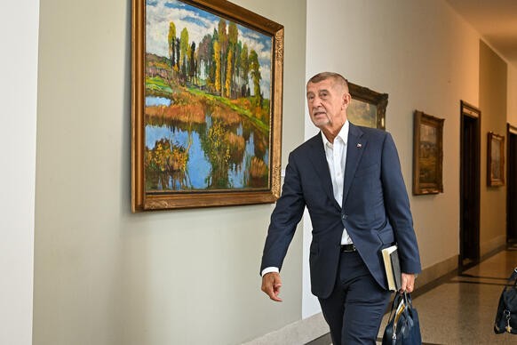 Premi�r Andrej Babi� p�ich�z� k jednac�mu s�lu vl�dy ve Strakov� akademii, 7. z��� 2026.