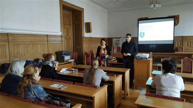 Jednn se zstupci poskytovatel socilnch slueb. Foto Bohumil Horek