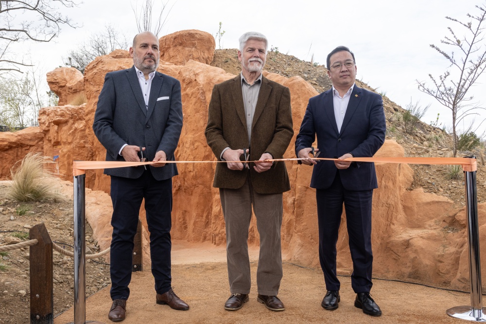 Slavnostn pestien psky ped novou mongolskou expozic Gobi. Zleva editel Zoo Praha Miroslav Bobek, prezident esk republiky Petr Pavel a ministr ivotnho prosted a turismu Mongolska Bat-Erden Bat-Ulzii. Foto Vclav ilha, Zoo Praha