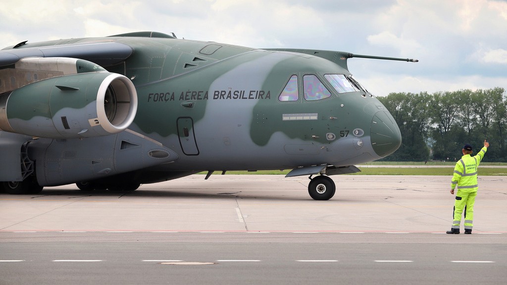 Vojensk letectvo posl dva transportn letouny Embraer C-390