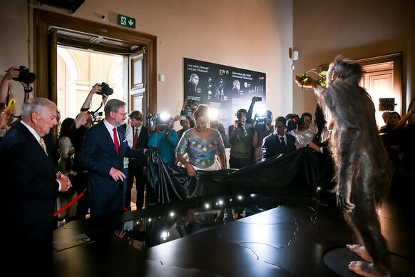 Premi�r Petr Fiala a ministryn� cestovn�ho ruchu Etiopie Selamawit Kassaov� odhaluj� expozici fosilie Lucy, 25. srpna 2025.