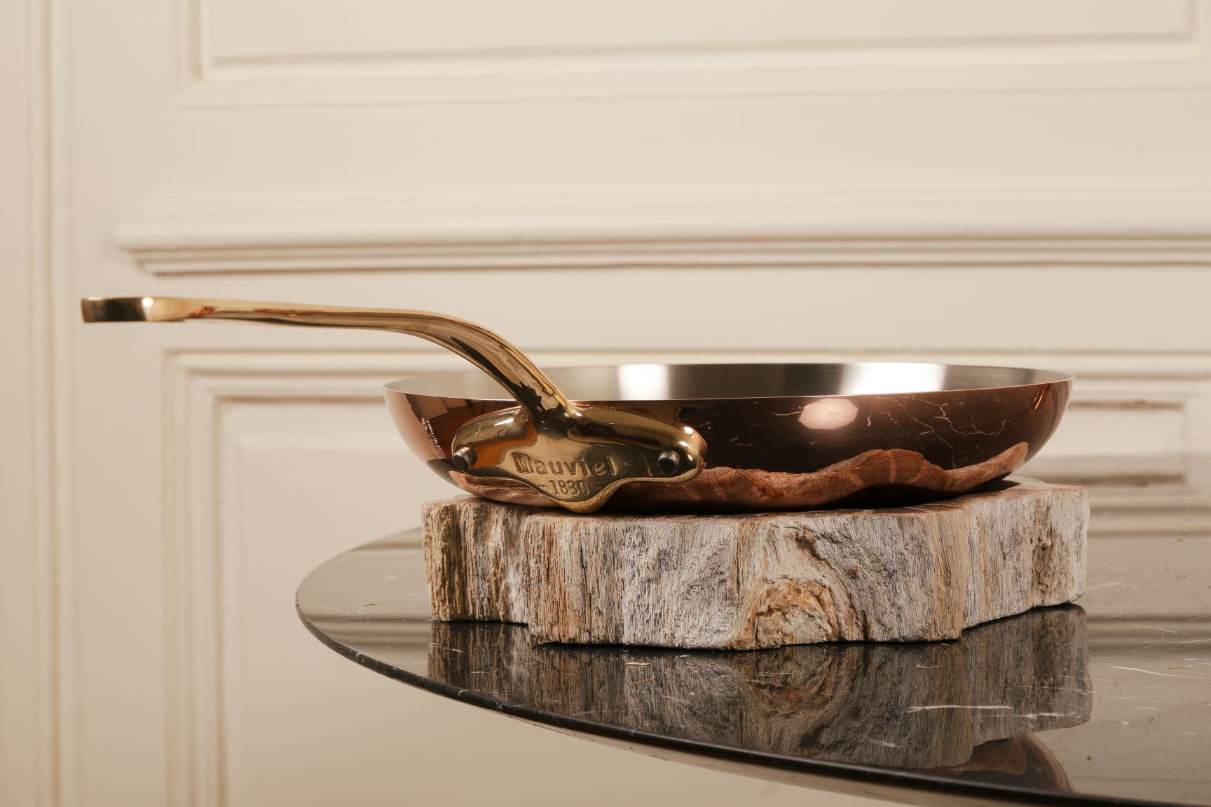 ilustrační měděná pánev bronzová rukojeť