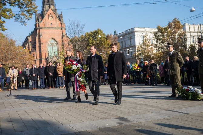 Na Komenskho nmst v Brn poloili kvtiny k soe TGM zstupci MU veden prorektorem Betislavem Dankem. 