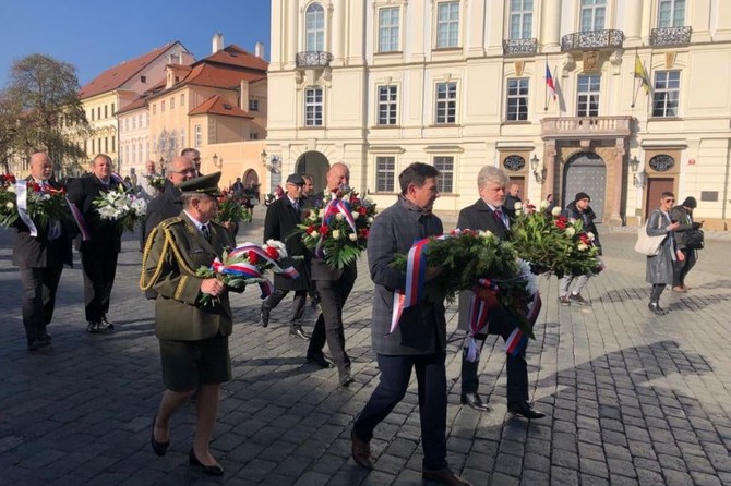 Pedseda esk konference rektor Martin Bare, rektor Masarykovy univerzity, poloil dnes v Praze na Hradanskm nmst u sochy prvnho eskoslovenskho prezidenta Tome Garrigua Masaryka kytici za celou eskou konferenci rektor. Na fotografii je zachycen, jak kr v ele prvodu rektor, len esk konference rektor, spolu se svm pedchdcem v pedsednick funkci, rektorem esk zemdlsk univerzity v Praze, Petrem Sklenikou (po jeho levici). 