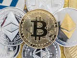 Bitcoin obklopený altcoiny ilustruje rozdíl mezi nejdominantnější kryptoměnou a širším ekosystémem digitálních aktiv.