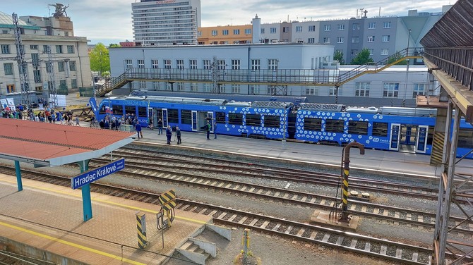 Na kolejch v Krlovhradeckm kraji se pedstavil prvn vlak na vodkov pohon