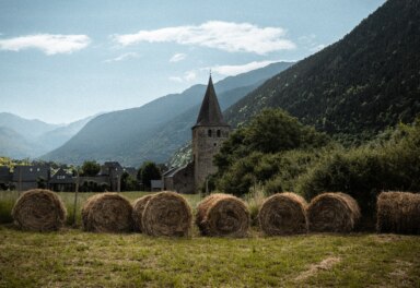 Cestou si fotografov uvali krsy krajiny a starch mst.