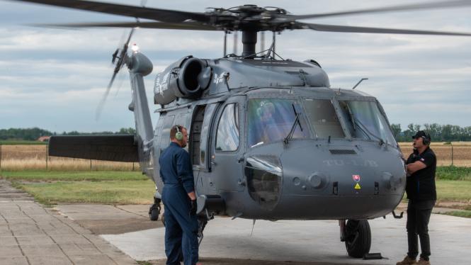 Boj s p��rodn�mi po��ry ve Francii pos�l� dal�� vrtuln�k z �eska. BlackHawk spolufinancovan� M�P na cestu vyrazil z Leti�t� Ho��n v M�ln�ku