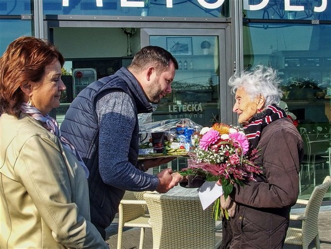 Zstupci msta blahopej 100let Jaroslav Koubkov k narozeninm. Foto Pavel ubrt