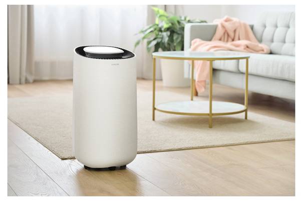 Obsah obrázku nábytek, váza, podlaha, Odpadkový kontejner Obsah generovaný pomocí AI může být nesprávný.