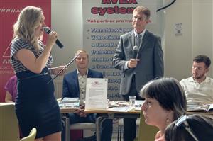 Karol�na Ho�ek pol�d� dotazy Avex systems, spolumajiteli a jednateli Ale�i Tulpovi