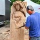 Řezbáři proměnili dubové kmeny v umělecká díla