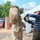 Řezbáři proměnili dubové kmeny v umělecká díla