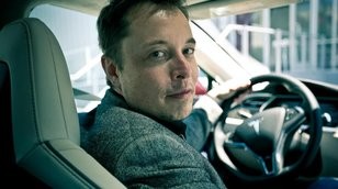 Pro� Tesla stav� v pou�ti tov�rnu na baterie