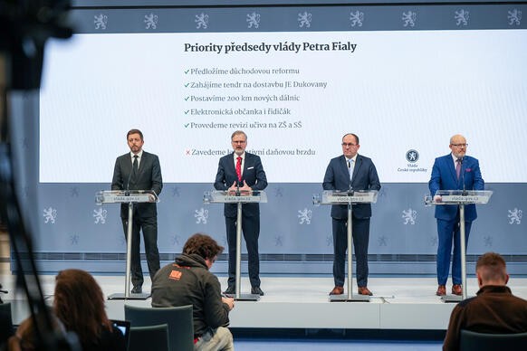 Premir P. Fiala, vicepremii V. Rakuan a V. Vlek a ministr zemdlstv M. Vborn shrnuj innost vldy, 28. listopadu 2024.