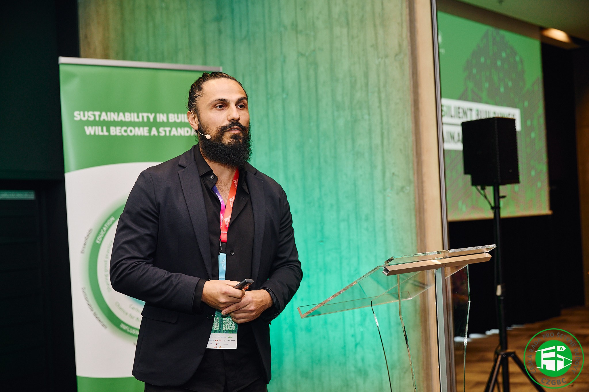 ilustrační Konference pro šetrné budovy, Moein Nodehi zakladatel společnosti Biotonomy