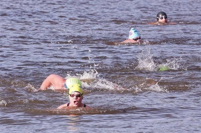 Zimn plavci pi zvod v Jizee u Krsn louky. Foto Pavel ubrt