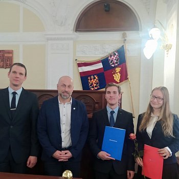 
                                Studenti tpnka Keprtov a Richard Nikel na snmku s editelem Gymnzia Blansko Ivem Grimem a zstupcem editele Frantikem Plakem. FOTO: archiv koly
                                    