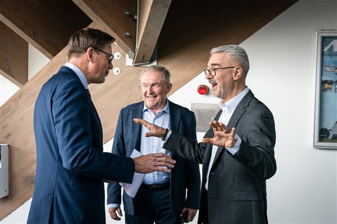 Ministr dopravy M. Kupka, vedouc muzea V. Handlk a len pedstavenstva kody Auto M. Oeljeklaus. Foto Zdenk Koln