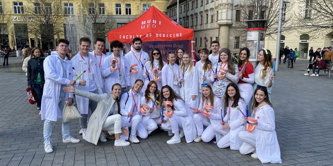 Studenti stomatologie na nmst Svobody pi akci Ve zdravm Brn zdrav zub.