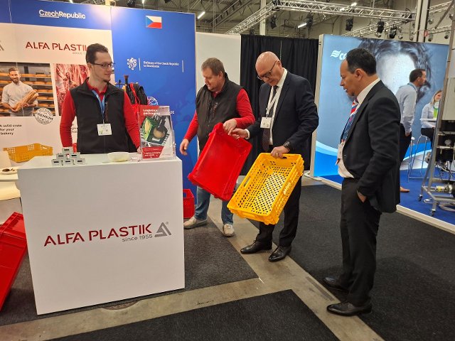 N�v�t�va velvyslance na veletrhu, st�nek spole�nosti Alfa Plastik