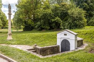 Vodní kapel v parku Skalka